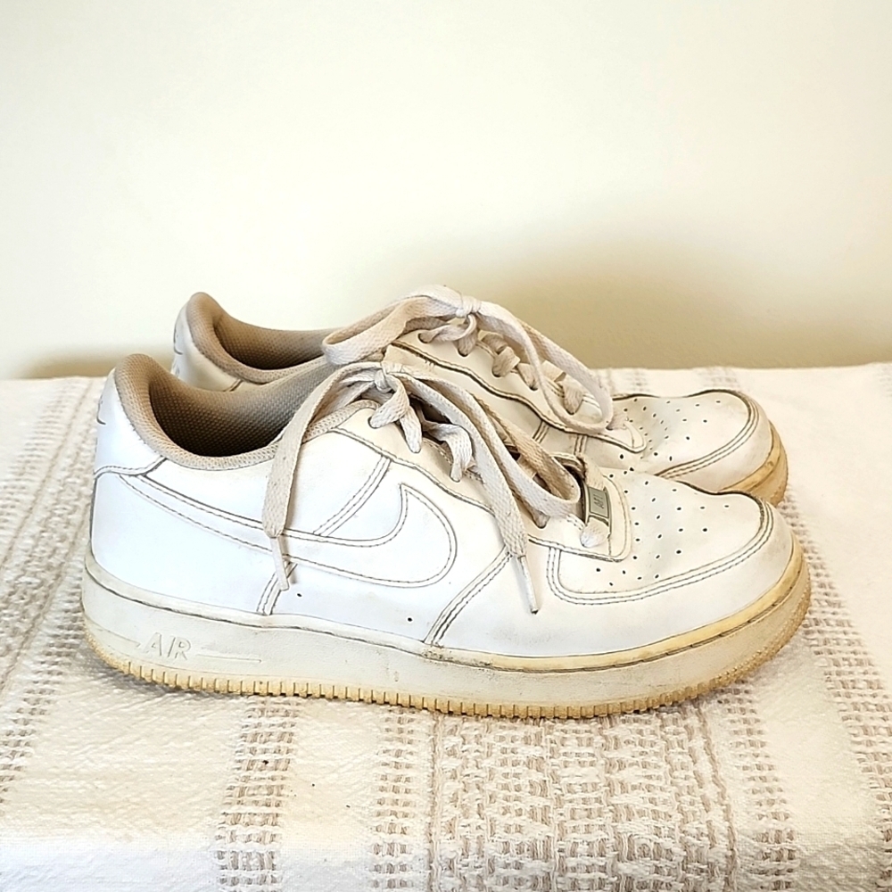 Air Force 1 white sneakers, low ankle, 7Y but fits a women's 8.